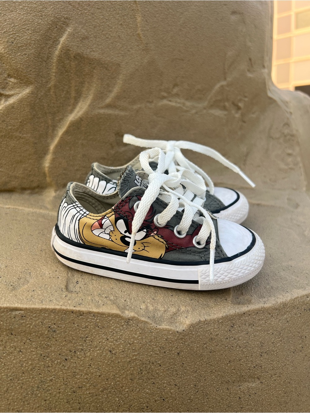 2017 Looney Tunes Taz Sneakers